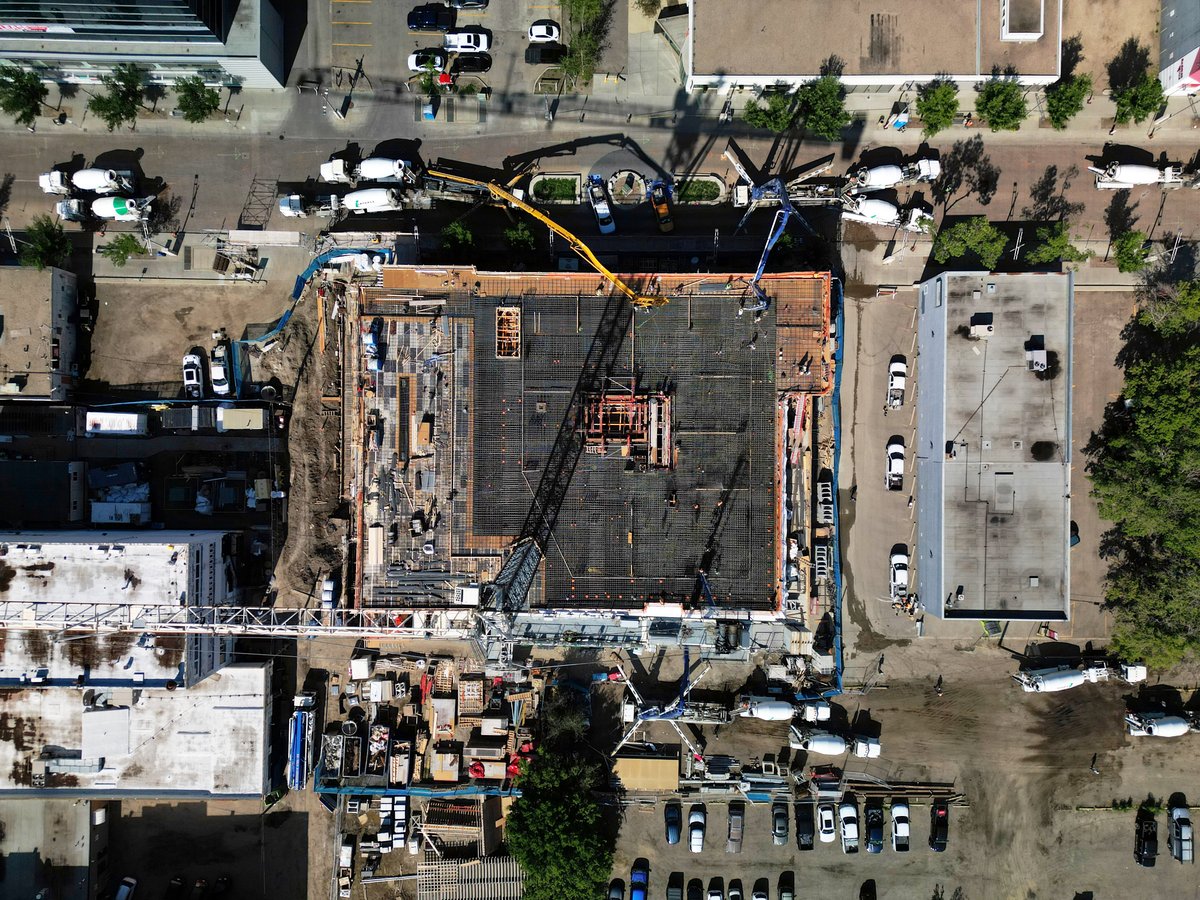 Lafarge_Canada's tweet photo. #ICYMI: Lafarge recently collaborated with @Ledcor on their Parks Tower project. This 1,000-unit building utilized our #ECOPact concrete and Digital Concrete Solutions, meeting all project quality and strength requirements while reducing carbon emissions. https://t.co/aQjXLzmkKi https://t.co/FYkhc7onCG