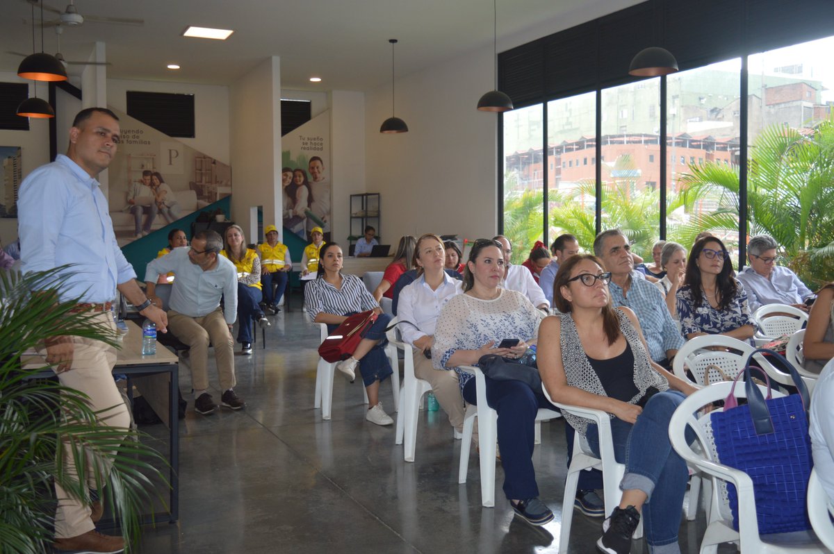 edrucali's tweet photo. @Camacolvalle y Gremios del Valle del Cauca, destacan avances en la #RenovaciónUrbana del centro

@AlcaldiaDeCali 
@CIEValle 
@camaradelainfra 
@CruzYecid 
@ppSanPascual 
@Prodesa_col 

#CiudadParaíso 
#UnLatidoParaSiempre
#HechosDeCorazón https://t.co/5ckHTqMYoU