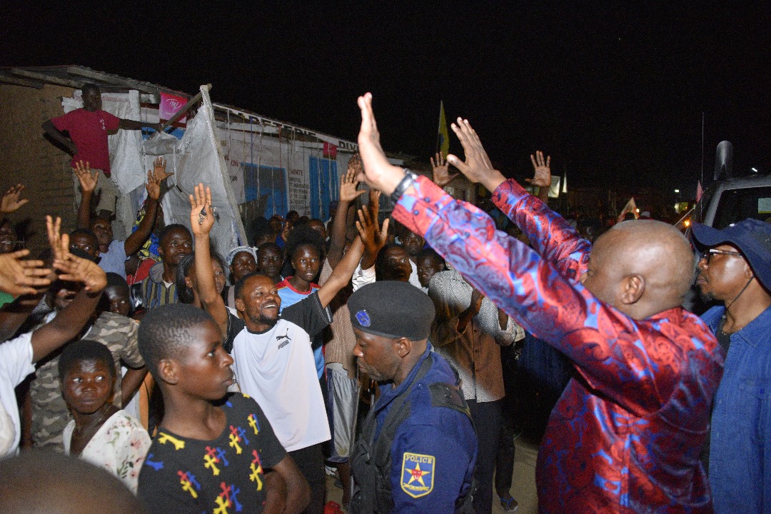 BobelabiR's tweet photo. Le #MWALIMU @VitalKamerhe1 Arrête le Temps à #Masimanimba . Dans son Itinérance vers #Kikwit, l'#Infatigable #Phénomène #MWALIMU s'est Vu Stopper par #Une #Marée #Humaine qui lui a Réservé un Accueil Très Chaleureux. Dans la Foulée, il a Prêché #FATSHI #BÉTON #Candidat20.👏👏 https://t.co/7tw662OnP2
