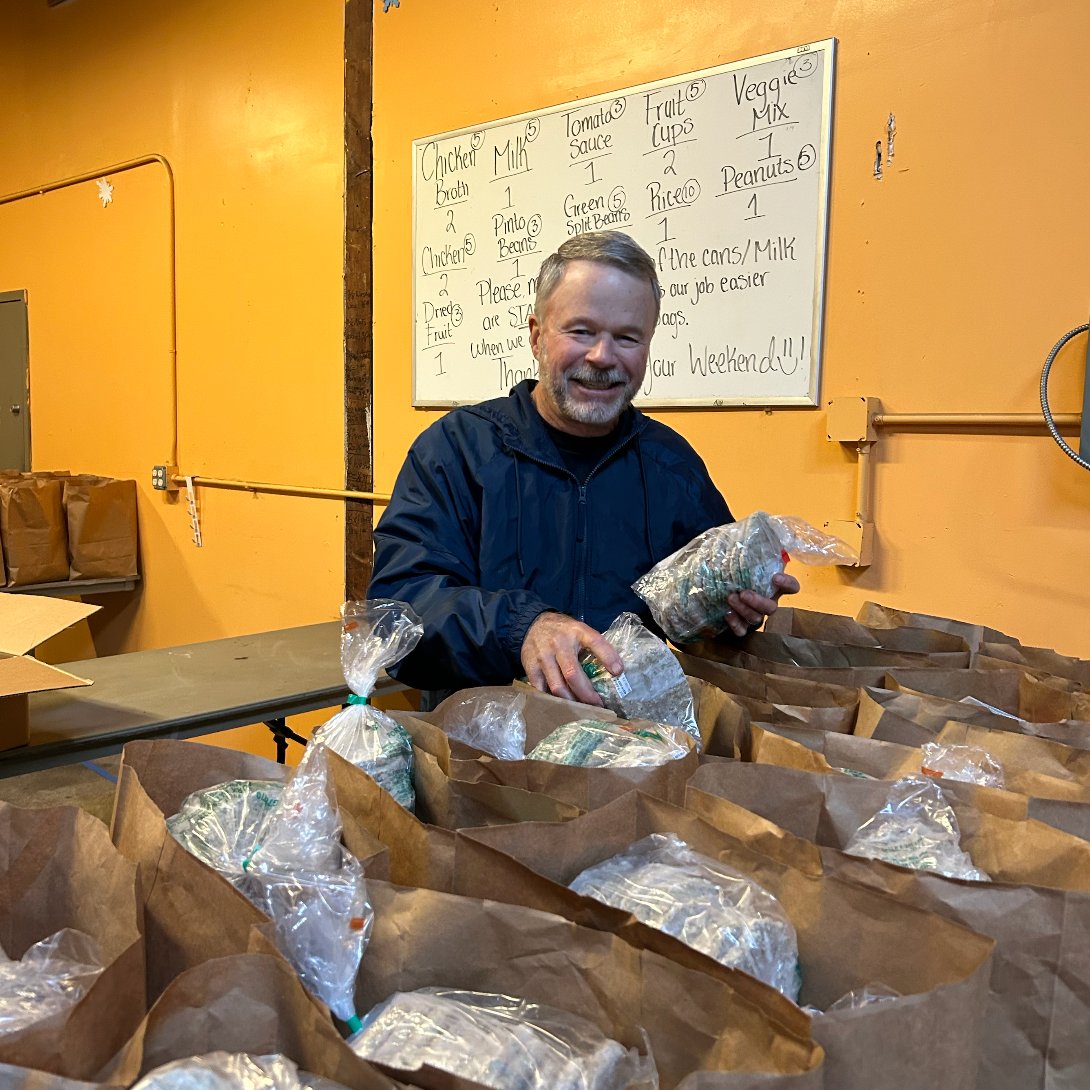 MercyBrownBag's tweet photo. Next week is #GivingTuesday!

Monetary donations enable Brown Bag to support our staff of ten, who work to distribute fresh, free groceries to over 8000 seniors in Alameda County.

Keep Brown Bag seniors in your heart, thank you for your support!
Donate: https://t.co/nlETEWaJ1p https://t.co/69GPRrgQEs