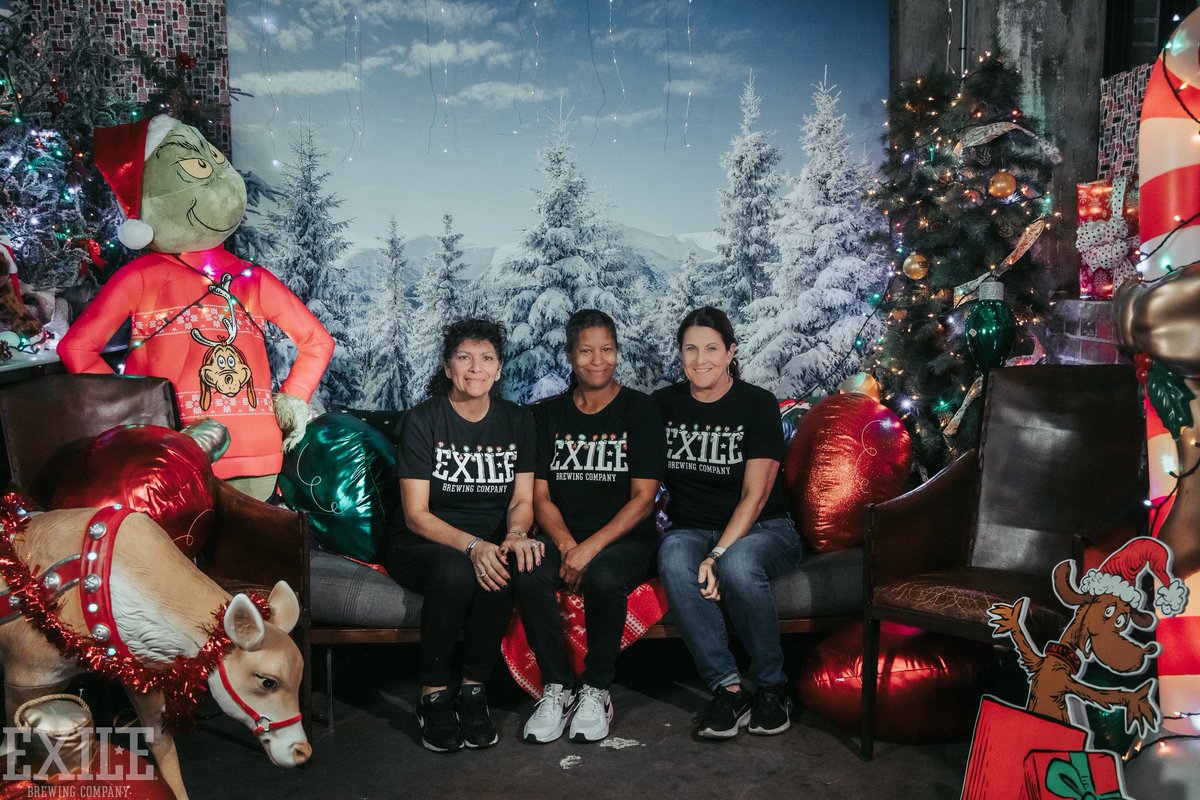 ExileBrewingCo's tweet photo. The Queens of Exile🍻 
Holiday Portraits start tonight! 4-7PM 
🎄Sign up is at the host stand! 
🎄3 edited photographs emailed 
🎄Holiday backdrop https://t.co/pWaOo5pLvA