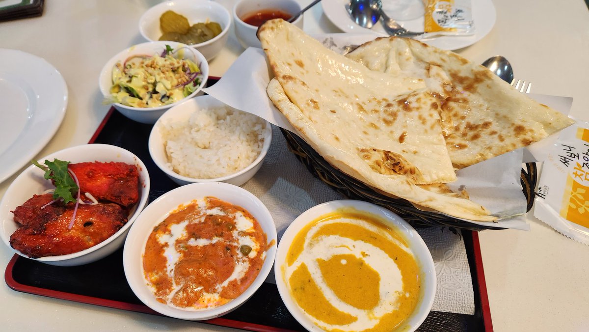 ShinHumCho's tweet photo. Indian restaurant near Keimyung University. I missed the naans and glad they had some good ones. Tandoori chicken is a plus. https://t.co/Ejv9QXaZZE