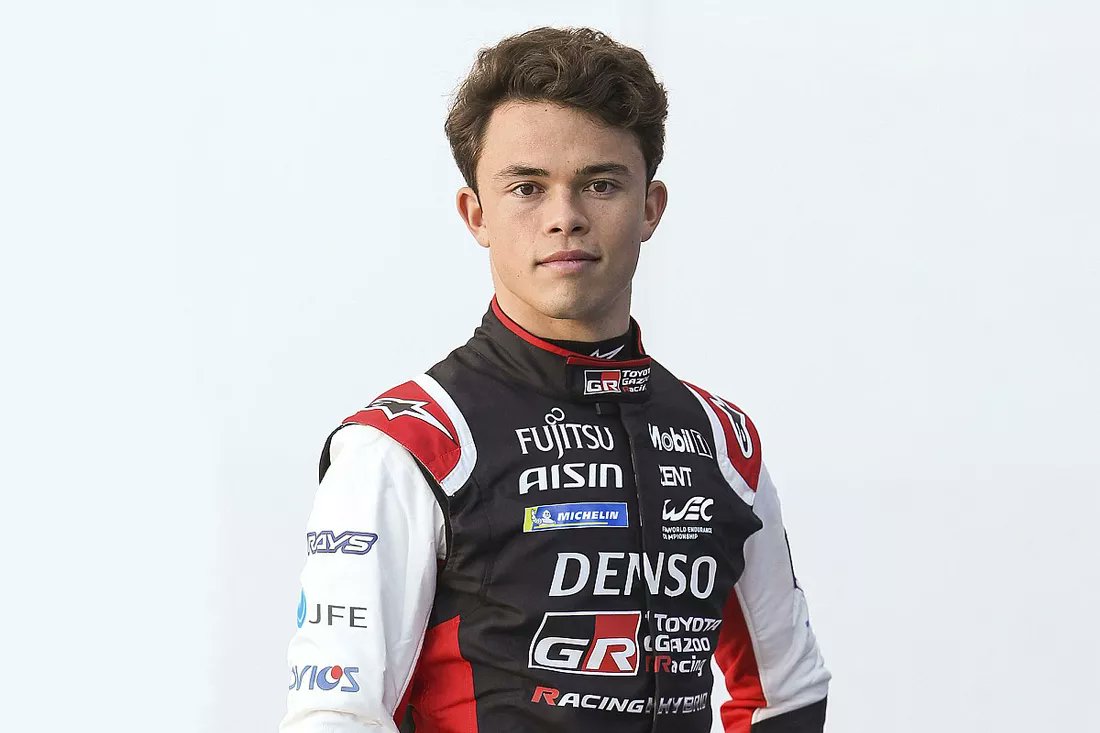 OneMotorEN's tweet photo. 👀 De Vries arrives at Toyota to replace José María López in the 2024 WEC.

👉 He will also return to Formula E with Mahindra Racing.

#WEC #FormulaE https://t.co/TBg3TzmYXO