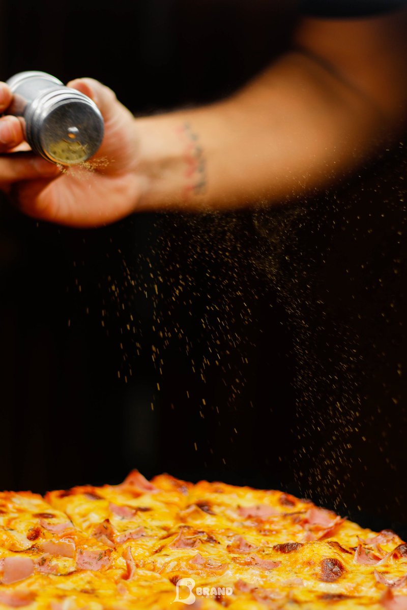 PanasPizza's tweet photo. 💁🏻‍♀️: Amor, quiero una pizza caliente y rica para esta noche 🥺

💁🏻‍♂️: *Ordena en PanasPizza 📱🍕* 

Resolvió. https://t.co/2pIS9tE1OQ