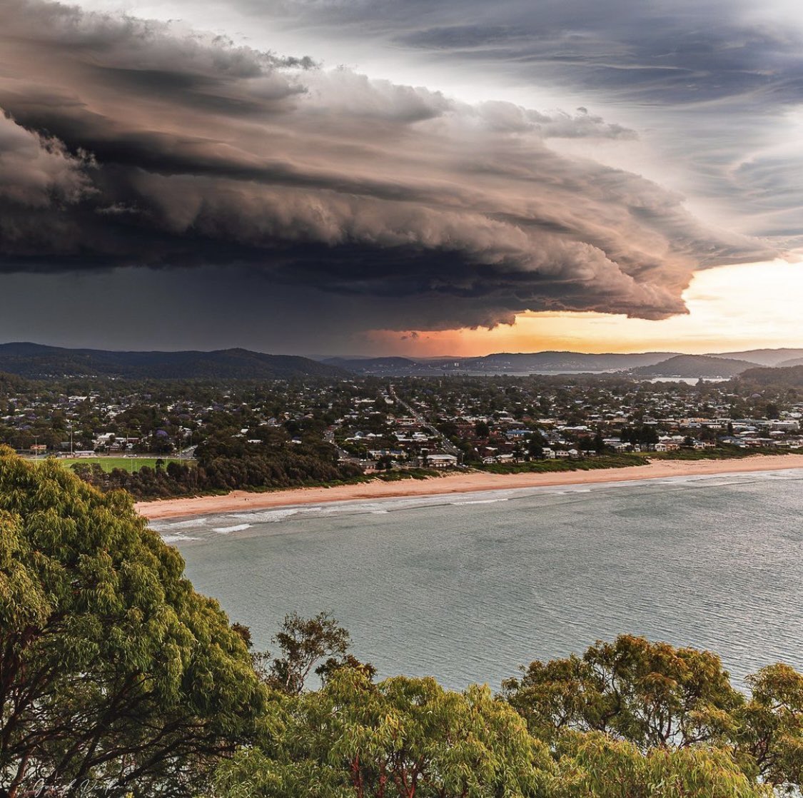 Vivystravels's tweet image. Cracking storm moving over @goughventerphotography 
•
Moving over Umina from the lookout. The wind was like a bow wave ahead of it before some heavy rain got me scrambling for cover…….
•
#storm #mtettalonglookout #umina #nswcentralcoast