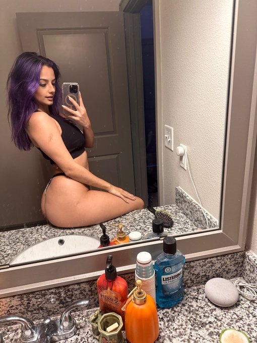 Mirror pics 🤭 https://t.co/zaXiZV4xHE