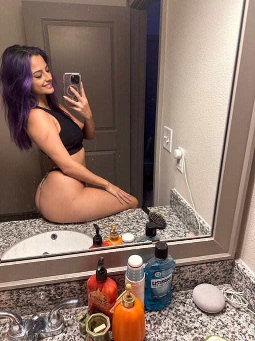 Mirror pics 🤭 https://t.co/zaXiZV4xHE