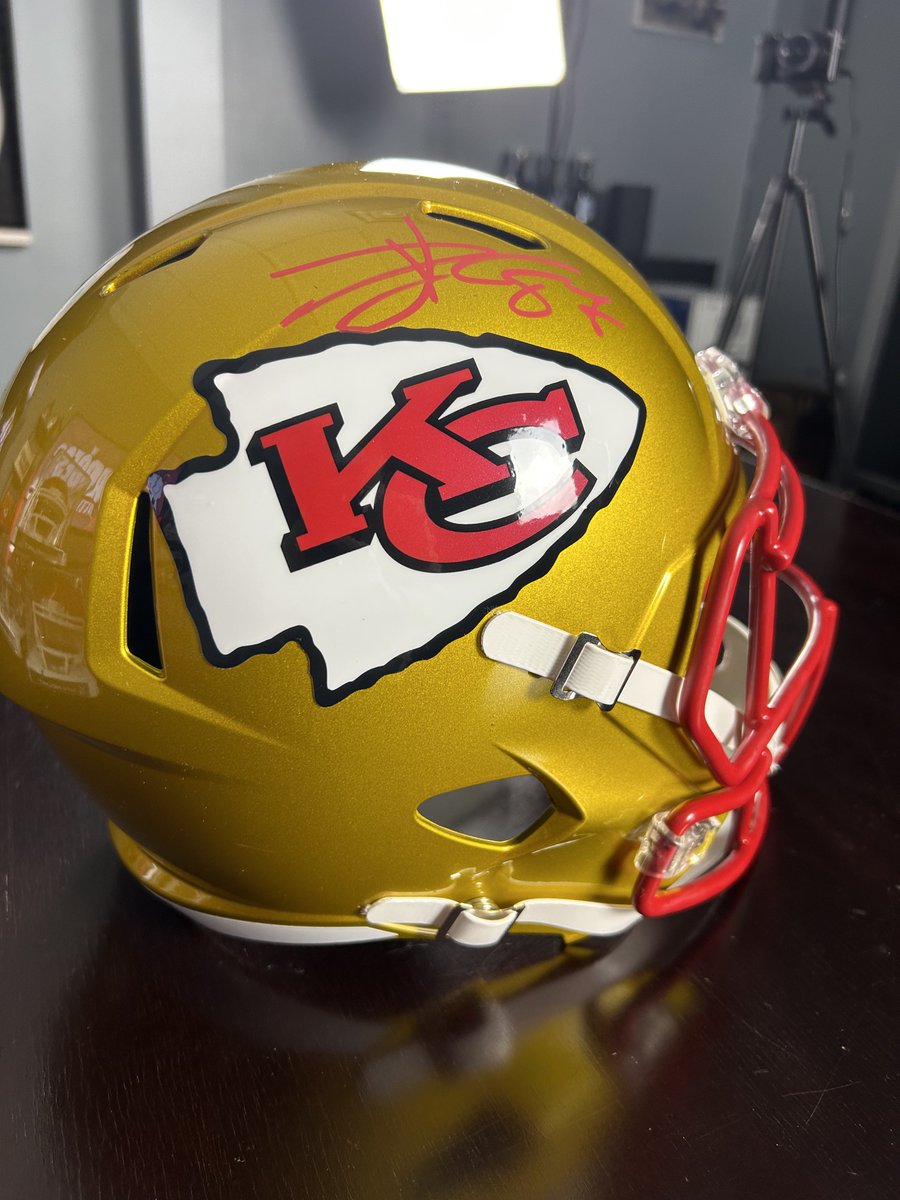 KCSportsNetwork's tweet photo. Want a chance to WIN this full-sized Chiefs helmet signed by Travis Kelce? 🖊️
Purchase #SoulOfKC raffle tickets below and be entered to win:
- Venmo 👉 https://t.co/BrumsLwYBx
- GiveButter 👉 https://t.co/cuFgG2hKpW
(donated by Chiefs bids/@metabilia_io) https://t.co/pR9lP1tD2w