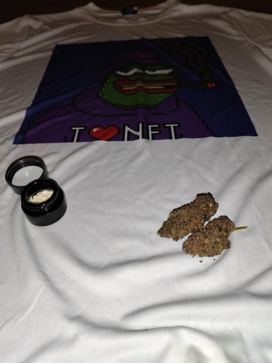 StonerPunksNFT's tweet image. 🚨 GIVEAWAY TIME🚨😶‍🌫️

#PepePlug Fam it&apos;s your time!!! 🐸🔌

To test some of our CBD products we are working on👀👀..........

We are giving away to 1 lucky winner:
🔥 1 small jar with pure #CBD Crystal + 1 CBD #weed bag + 1 #Phygital PepePlug t-shirt 🔥

To enter:
Like + RT 
Tag…