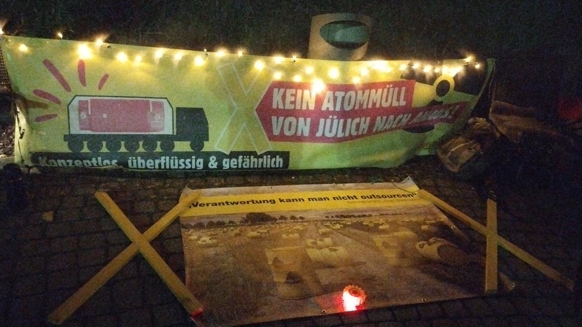 XAhausX's tweet photo. Klare Forderungen von der Mahnwache in #Jülich, wo man bei kühlen Temperaturen auf den Start des leeren Castor wartet. #westcastor #ahaus https://t.co/oqvJoDzvSr