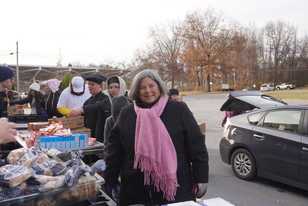WSWHEBOCES's tweet photo. Operation Turkey 2023 - Basket of Thanks. #Culinary Arts & Hospitality students and the Saratoga Wilton #Kiwanis Club prepared 130 holiday food baskets for local families in need in what they call “Operation Turkey.” #OperationTurkey
https://t.co/3G8Lq4iGqi https://t.co/N1tt68qdKj