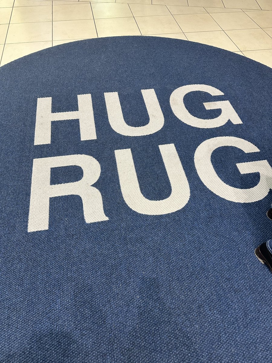 BradeMartin's tweet photo. Always makes me smile. Every airport should have a #hugrug https://t.co/1QzqOxxWsW