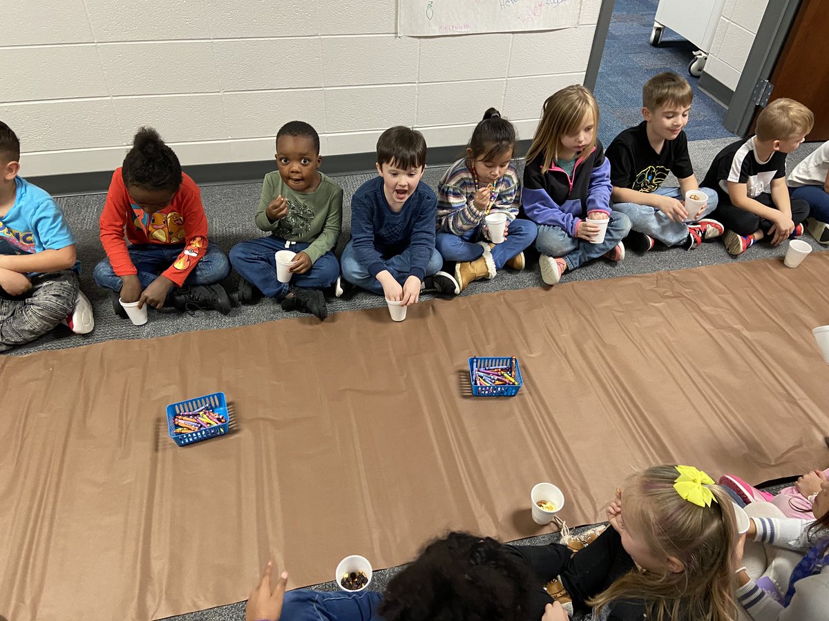 MrsTappsClass's tweet image. Lynwood Kindergarten celebrated Thanksgiving with a “feast” and drawing pictures of what we are thankful for. #lynwoodcougars #decaturproud