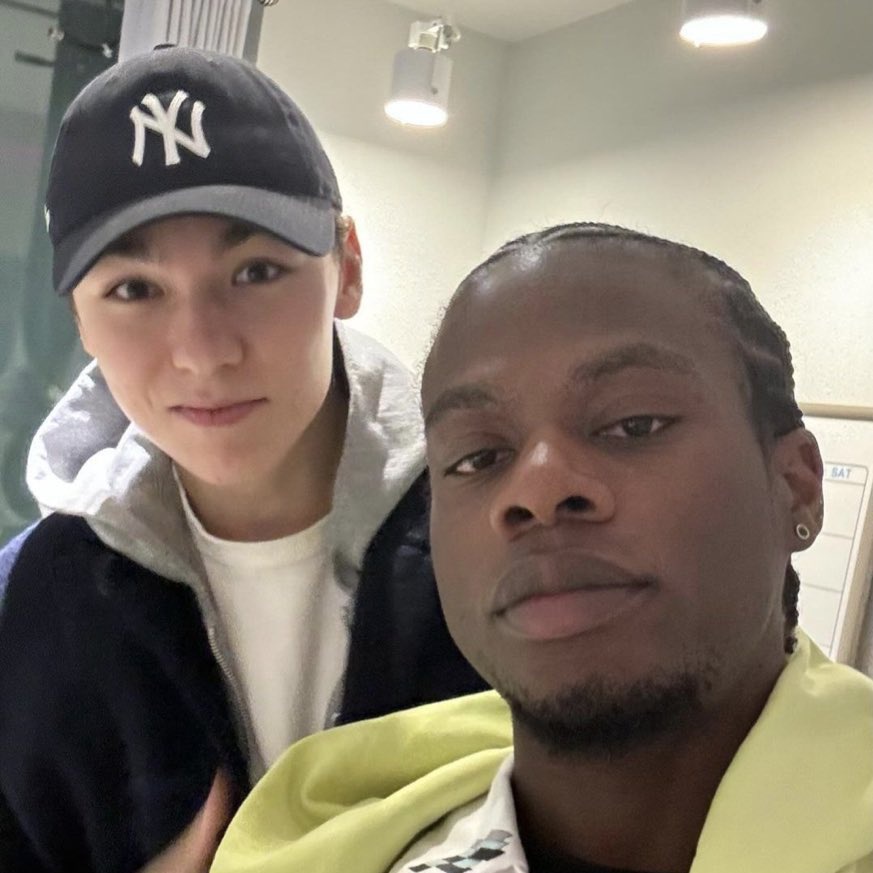 vernonlovebot's tweet photo. it makes me so happy how they stayed friends after their collab my bffs 🥹🫂 https://t.co/0vqS2g4BHY