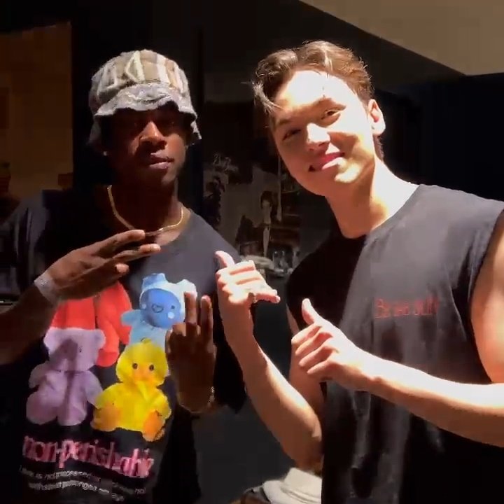 vernonlovebot's tweet photo. it makes me so happy how they stayed friends after their collab my bffs 🥹🫂 https://t.co/0vqS2g4BHY