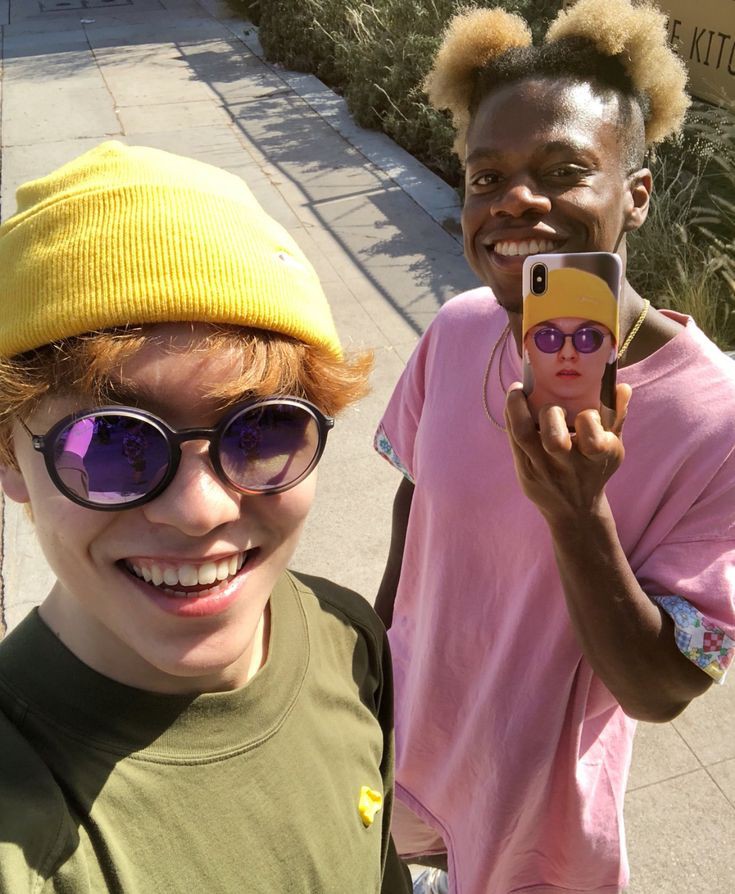 vernonlovebot's tweet photo. it makes me so happy how they stayed friends after their collab my bffs 🥹🫂 https://t.co/0vqS2g4BHY