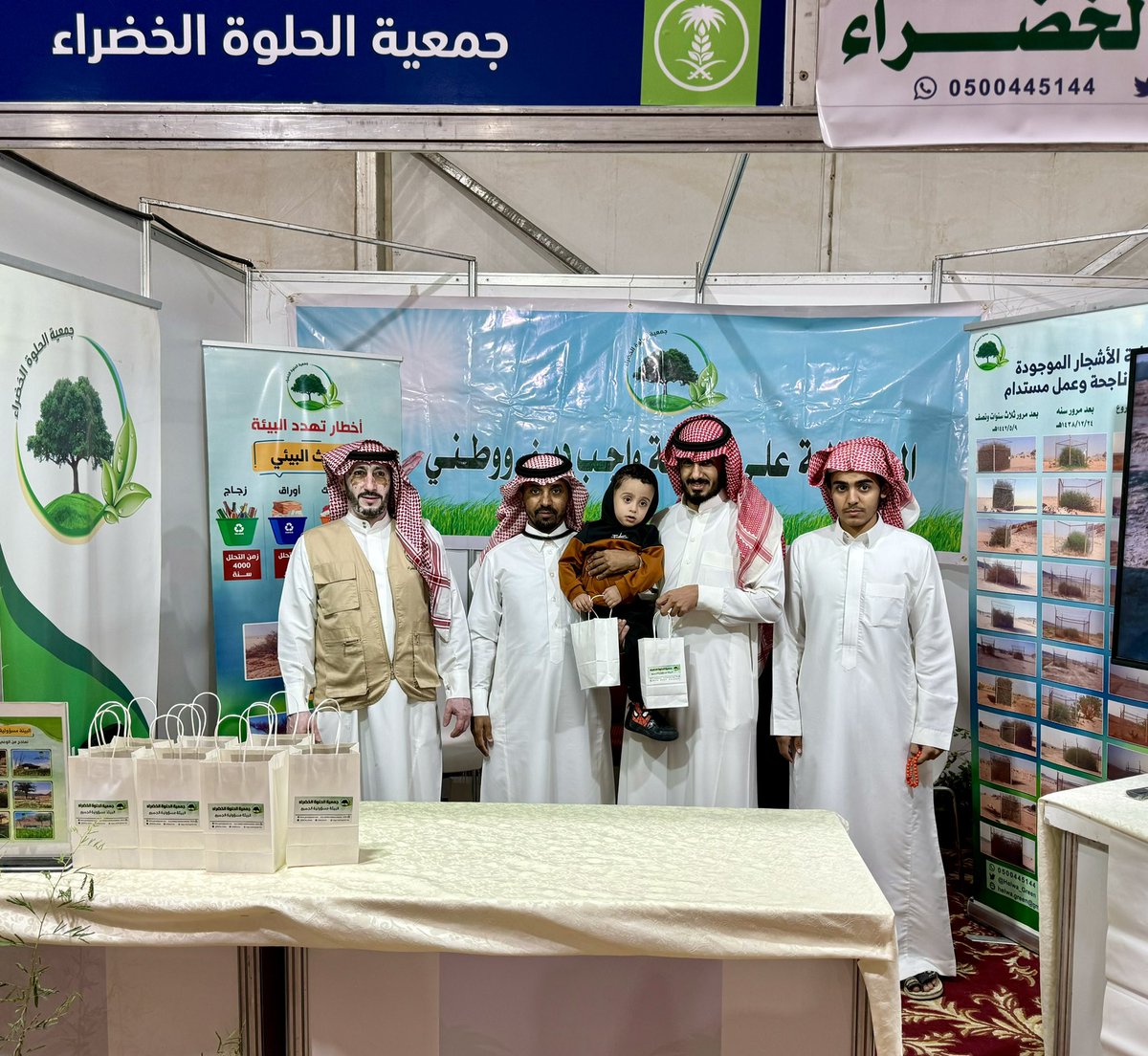 Helwa_Green's tweet photo. مشاركة 
#جمعية_الحلوة_الخضراء 
#مهرجان_العسل_والتمور_الثاني بـ #محافظة_حوطة_بني_تميم
#السعودية_الخضراء 
#الاستدامة_البيئية
 #بيئتنا_مسؤوليتنا
#الوعي_البيئي https://t.co/JXFaFqqhqH