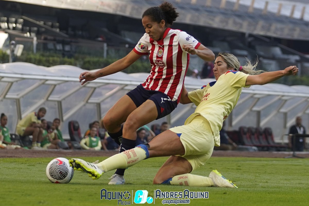 aquinomedia95's tweet photo. #Galería 📸
#AmericaFemenil derrotó 2-1 a #ChivasFemenil y así consigue su pase a la gran final del #Apertura2023, encuentro disputado en la cancha del #EstadioAzteca

📸| @aquinophoto95 
#LigaBBVAMXFemenil #SienteTuLiga #VamosPorEllas https://t.co/tYDWZ1MV9n