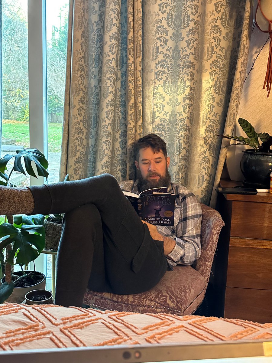 BhiveBeliever's tweet photo. @PatrickRothfuss @goodreads @gollancz My hubby started reading it to me last night after a busy weekend with our child army https://t.co/p8sJYvIw8o