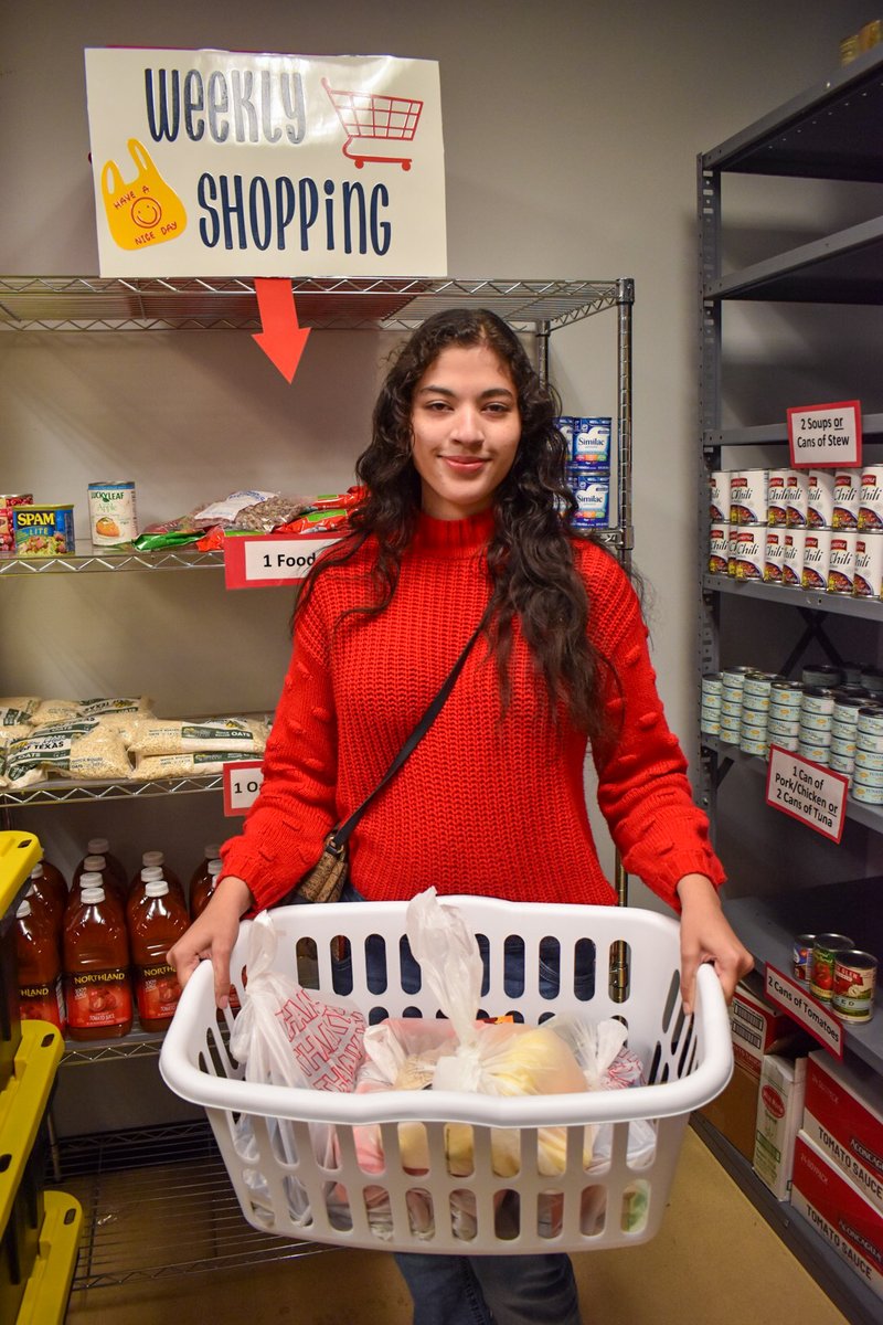dallascollegetx's tweet photo. So many reasons to be thankful this year! We’re thrilled to report that 350 Dallas College students are taking home a #SharingDay meal basket filled with enough Thanksgiving favorites to feed a family of 4-5. This is all thanks to our Student Care Network team and the @NTFB. https://t.co/5iu84f3yl0
