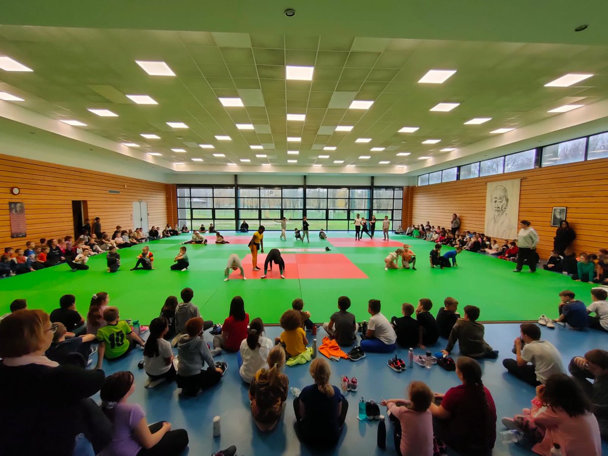usepmarne's tweet photo. Belle RSA @usepmarne à Suippes pour 7 classes soit 170 c3 as Aubert Senart, Jules Ferry Suippes et St Rémy/Bussy complexe Colmart 
Break'in Rugby 2" perche poull ball acrosport ultimate et Athlétisme 
@BlanchardRaphaL @laligue51 @usepnationale @VMoreiraUSEP @EpsMarne @DptMarne https://t.co/3hjCfcalB5