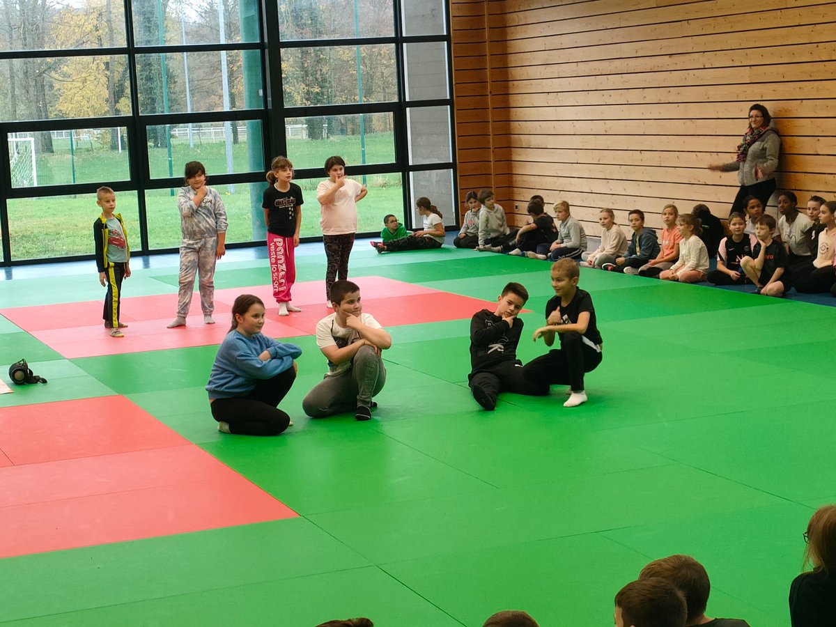 Belle RSA <a href="/usepmarne/">usep marne</a> à Suippes pour 7 classes soit 170 c3 as Aubert Senart, Jules Ferry Suippes et St Rémy/Bussy complexe Colmart 
Break'in Rugby 2" perche poull ball acrosport ultimate et Athlétisme 
<a href="/BlanchardRaphaL/">Raphaël Blanchard</a> <a href="/laligue51/">Ligue de l'Enseignement Marne</a> <a href="/usepnationale/">USEP nationale</a> <a href="/VMoreiraUSEP/">Veronique Moreira</a> <a href="/EpsMarne/">équipe EPS Marne</a> <a href="/DptMarne/">Département Marne</a>