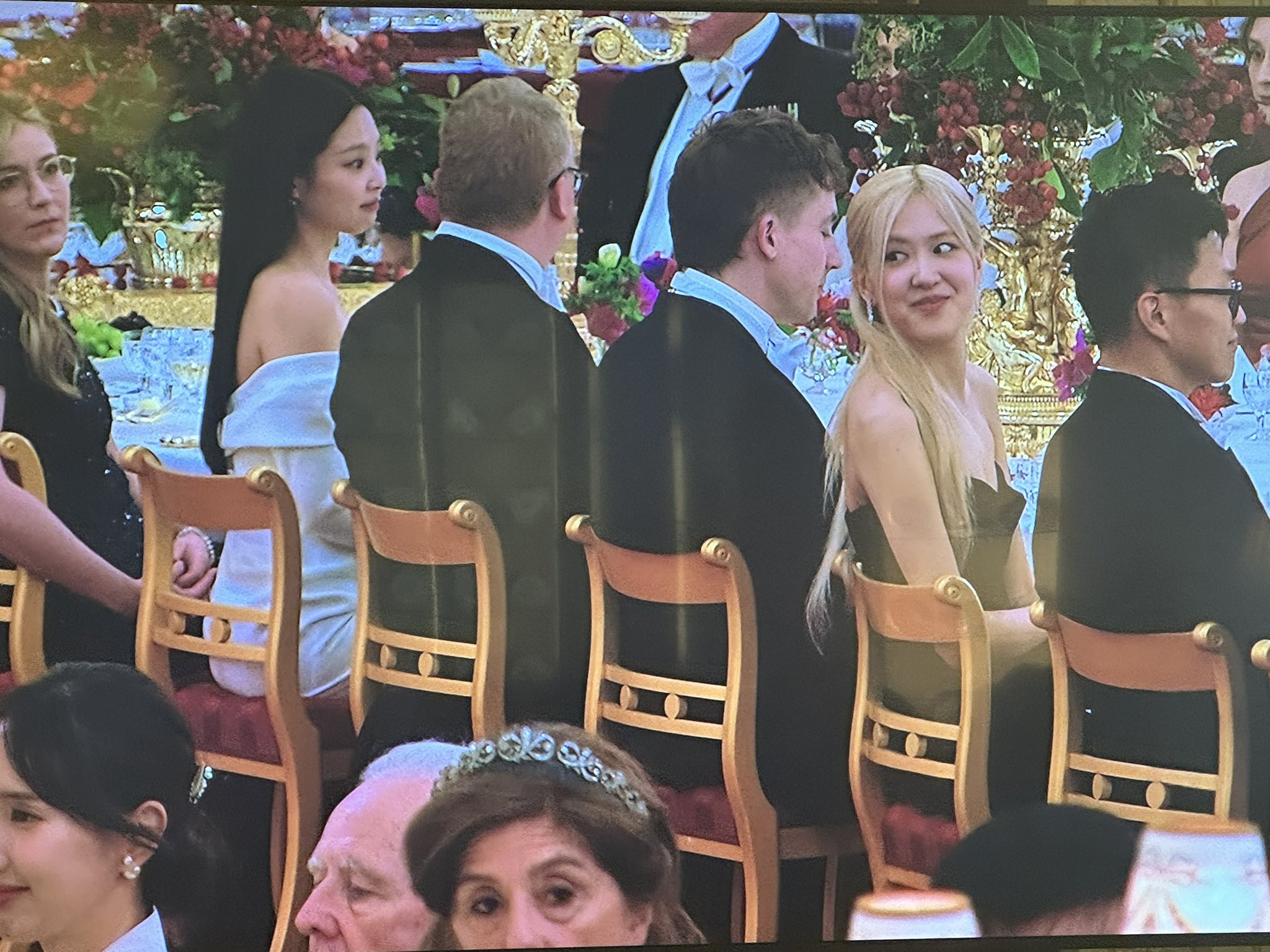 F_fGX-cX0AA4EV8?format=jpg&name=large