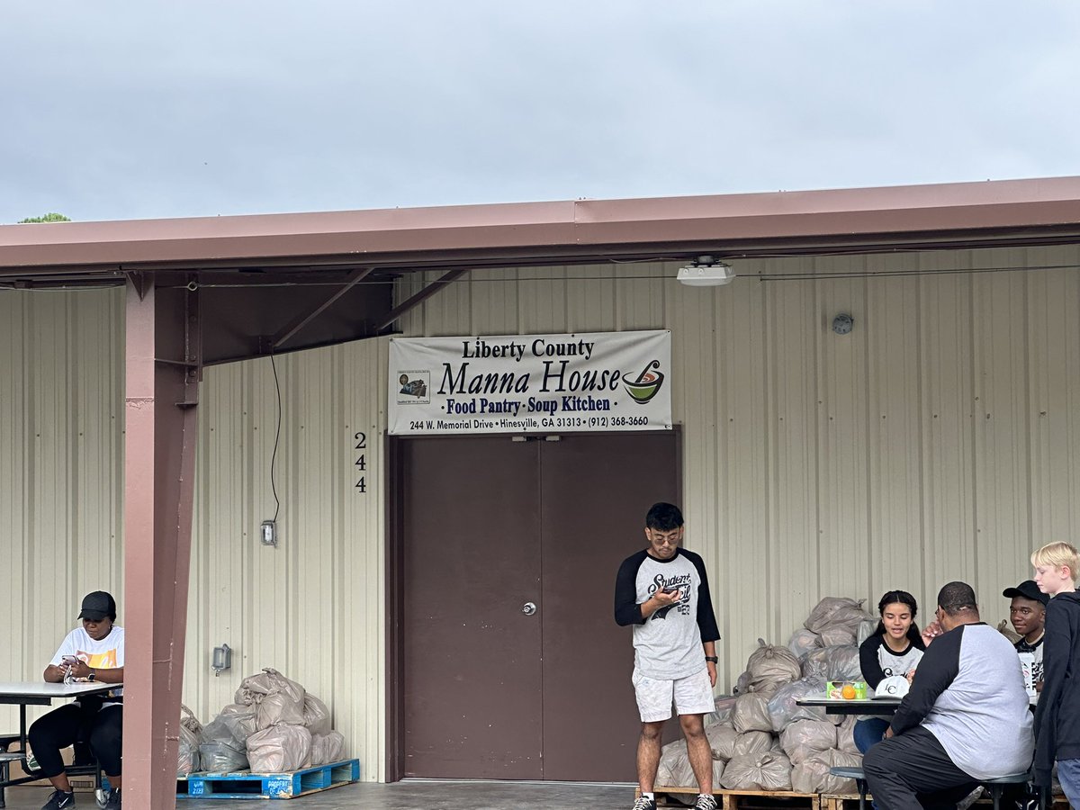 Another great day of Service.. Volunteering to ensure the community has a great meal and a Happy Thanksgiving.🙏🏾