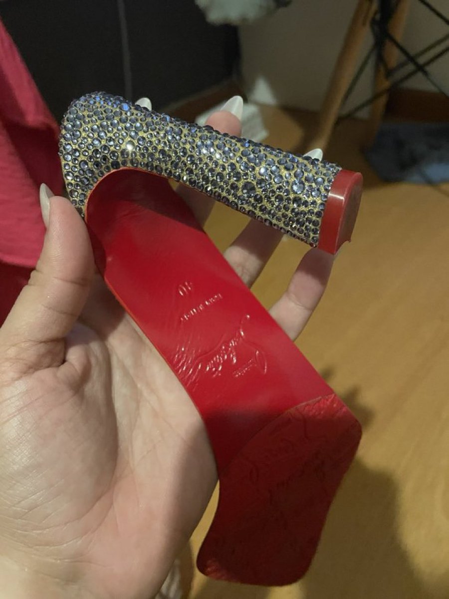 sammytheswiftie's tweet image. size 40 😱 that’s like US 10…don’t ask me why I thought she had like a lil size 7.5 foot 🤣