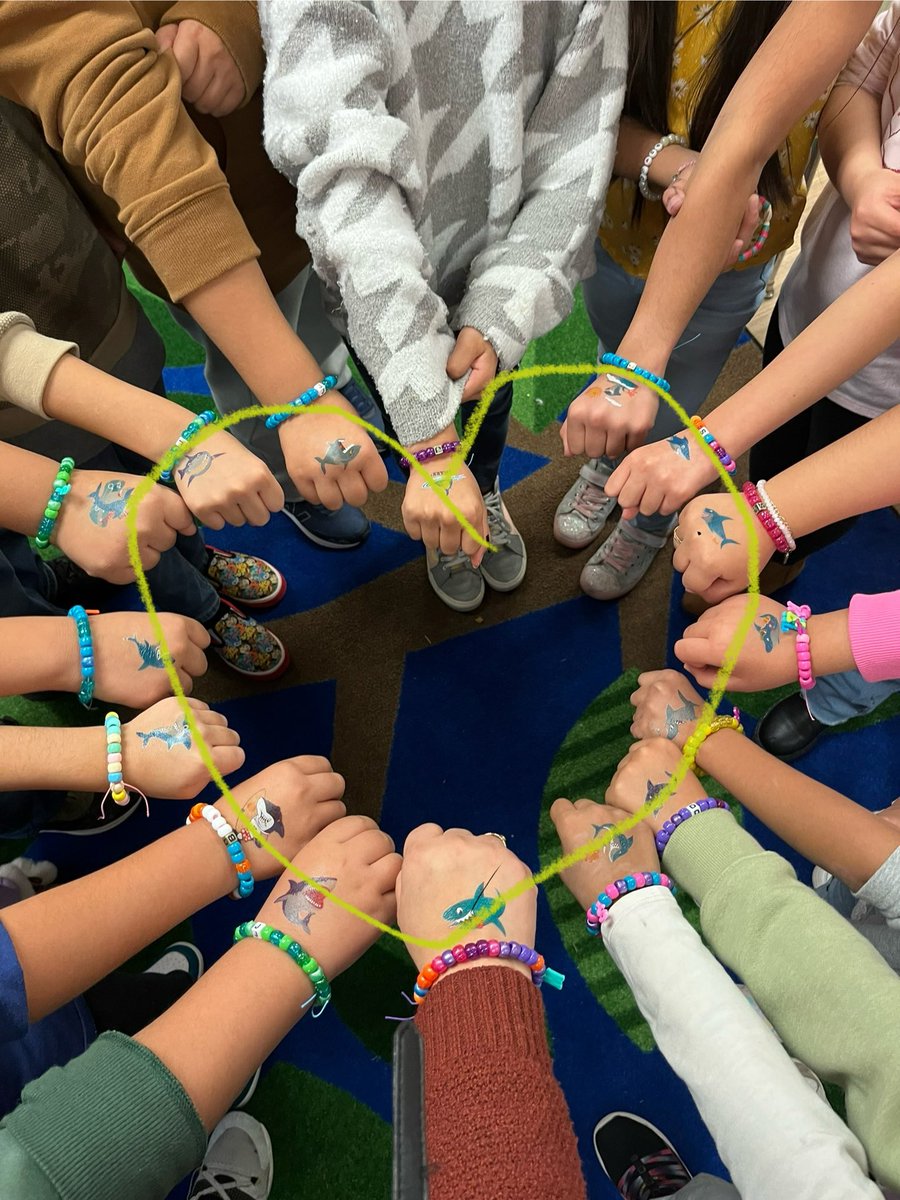 Estoy agradecida por los estudiantes tan increíbles y cariñosos que tengo. I’m grateful for the amazing and caring students that teach. 🧡🐯🖤<a href="/SunnyHill220/">Sunny Hill Elementary School</a> <a href="/LaMaestraFausto/">La Maestra</a> <a href="/SeizeLosDiaz/">Antonio Diaz</a> <a href="/barrington220/">Barrington 220</a>