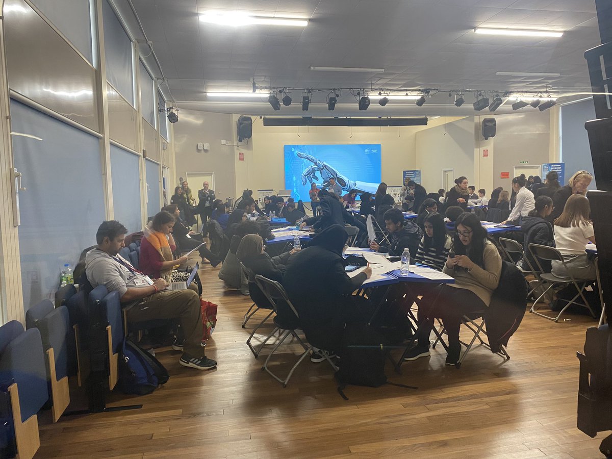 sellyparkgirls's tweet photo. Selly Park welcomed over 100 guests today as we discovered how languages can help us find a career in espionage and the security services.Four real spies from GCHQ joined us to share their journey from learning languages at school to using languages in the UK intelligence service https://t.co/jiRJmtkJzY