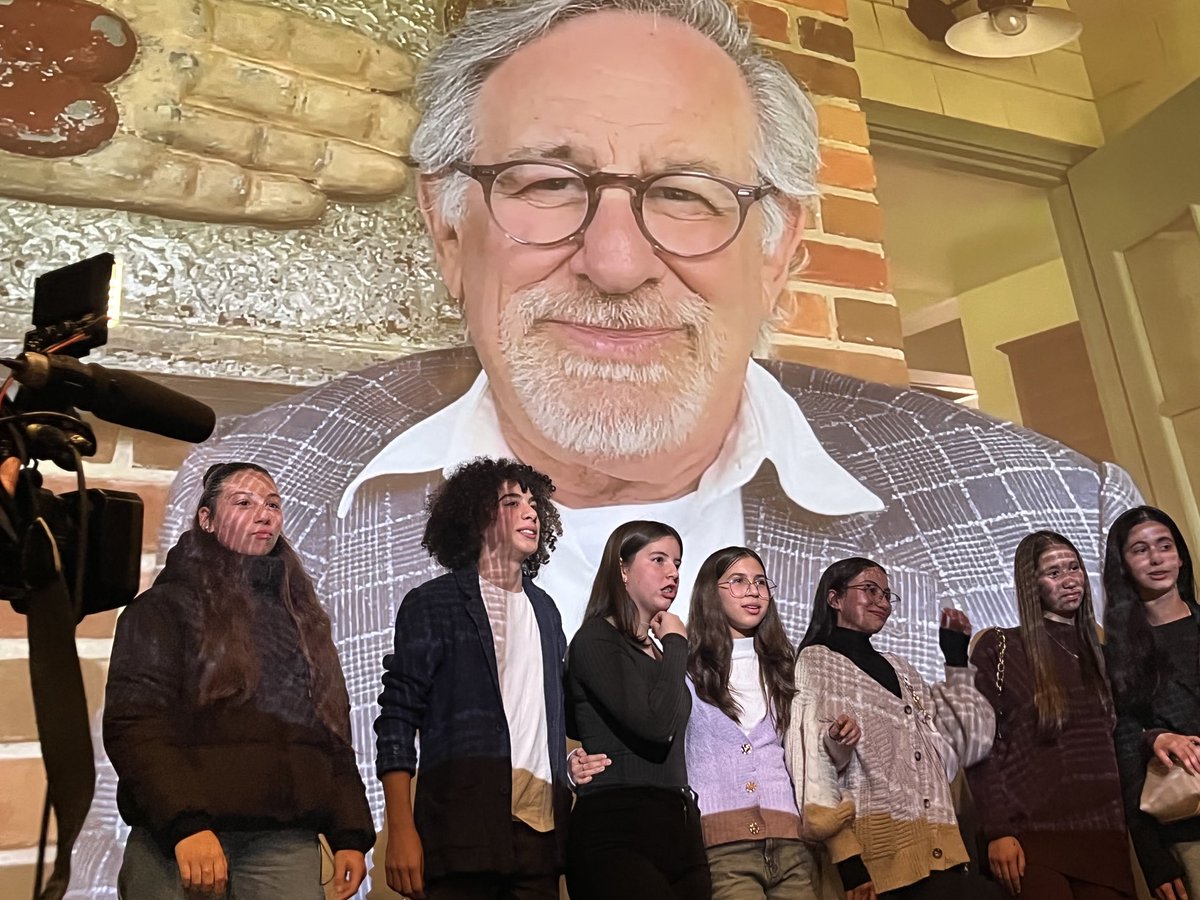 Formidable soirée au cinéma Bel air de Mulhouse quand Steven Spielberg lui-même reconnaît le talent des jeunes du collège Wolf! Sous la baguette inspirée de l’enseignant cinéaste Olivier Arnold, les collégiens ont tourné et réalisé! Une fierté pour toute l’⁦@acstrasbourg⁩👍