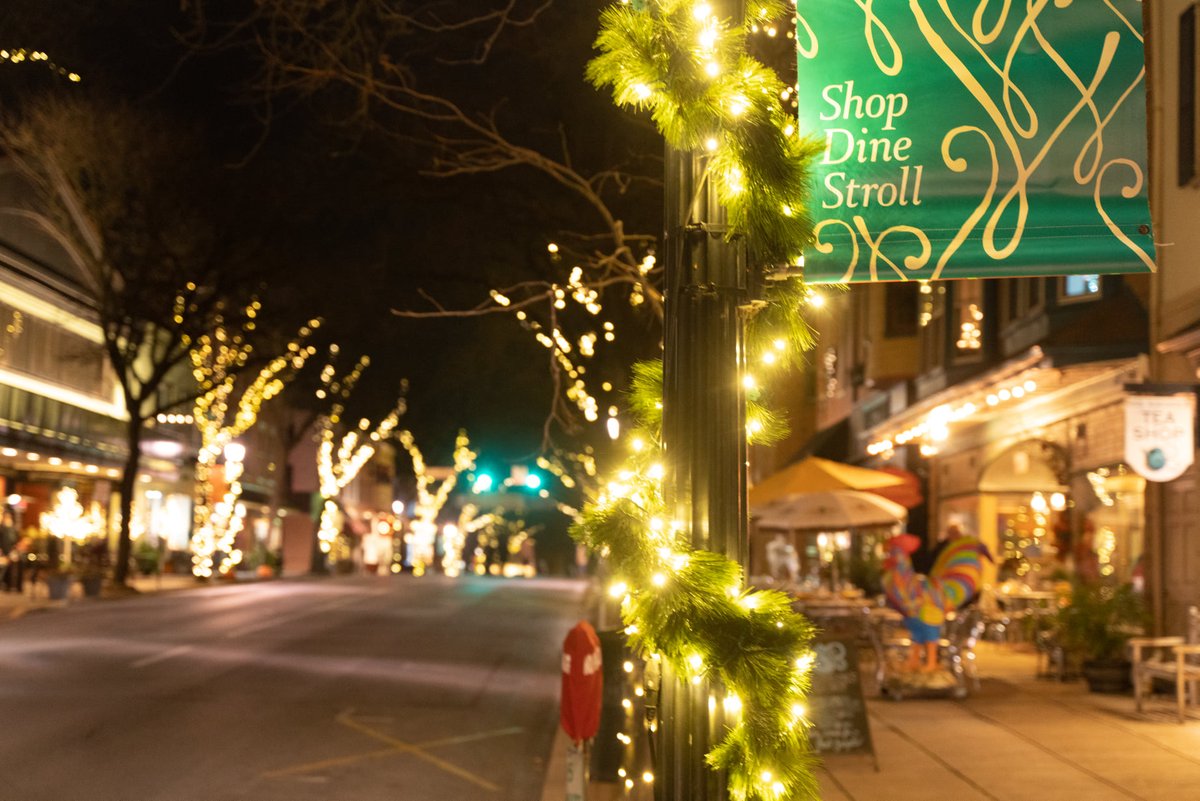 visitbrandywine's tweet photo. Stay clear from the busy lines this Black Friday & be a part of #SmallBusinessWeekend in #ChesterCountyPA! Find the perfect holiday gifts on the quaint main streets of Kennett Square, West Chester, Phoenixville and MORE. #ShopSmall, #SupportBIG: https://t.co/scwy7OeC0P https://t.co/dtNVwPd3eI