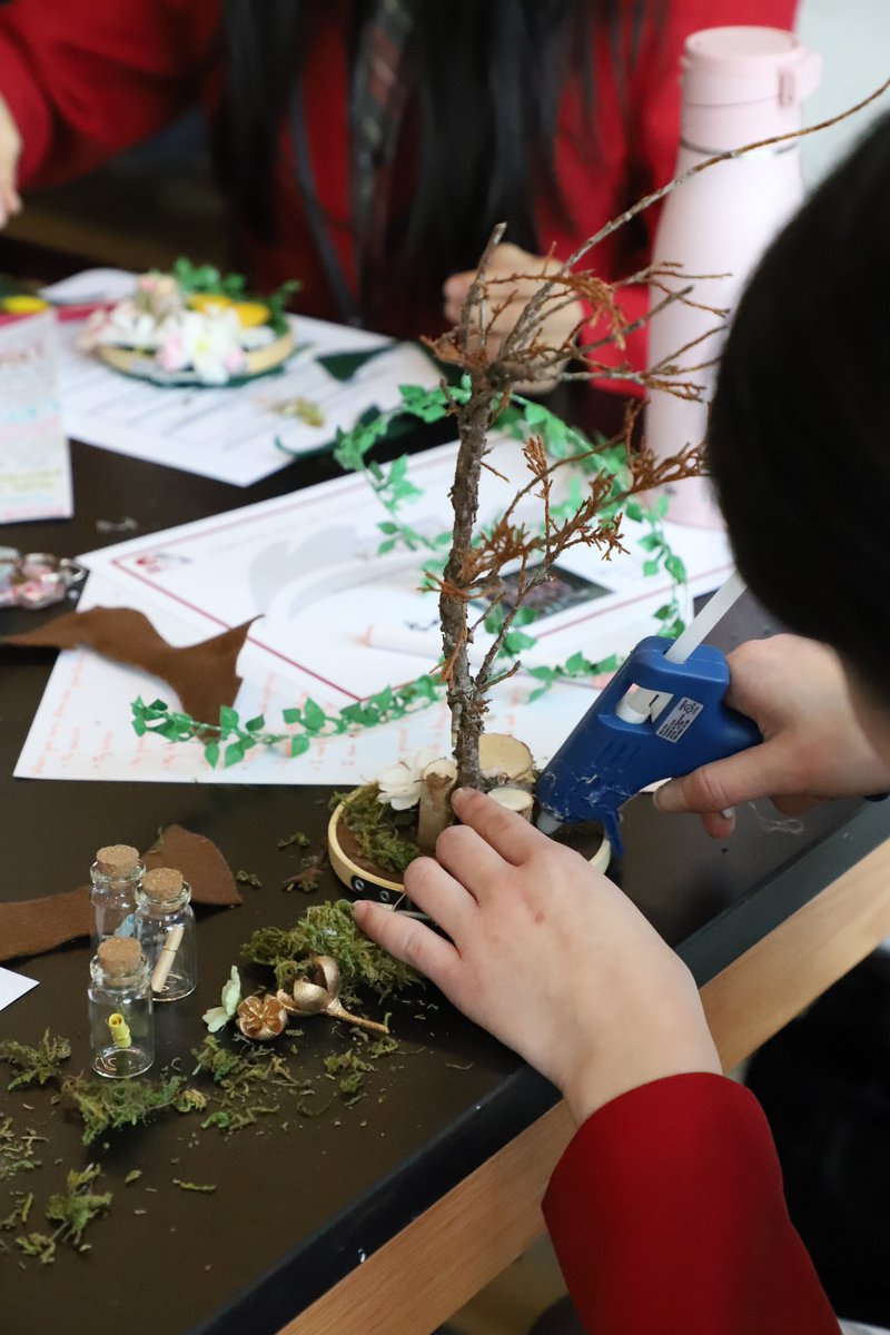 StAnnesAurora's tweet photo. The Grade 8s enjoyed an art therapy session led by Rakshanda Khan. During this session, students had to create a “tree of life” to represent their family roots, goals, achievements, and more. They used various materials to bring their tree to life! 🌳 https://t.co/FO4jKHsCjZ