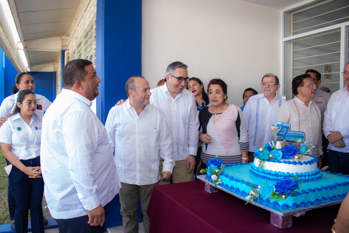 soytecrios's tweet photo. Al término de la inauguración de las actividades del 27 Aniversario, se procedió a partir el tradicional pastel de aniversario. ¡Felicidades a la Gran Familia del Campus Ríos! 🧬AdnTecRós https://t.co/hkx5iYVWgJ