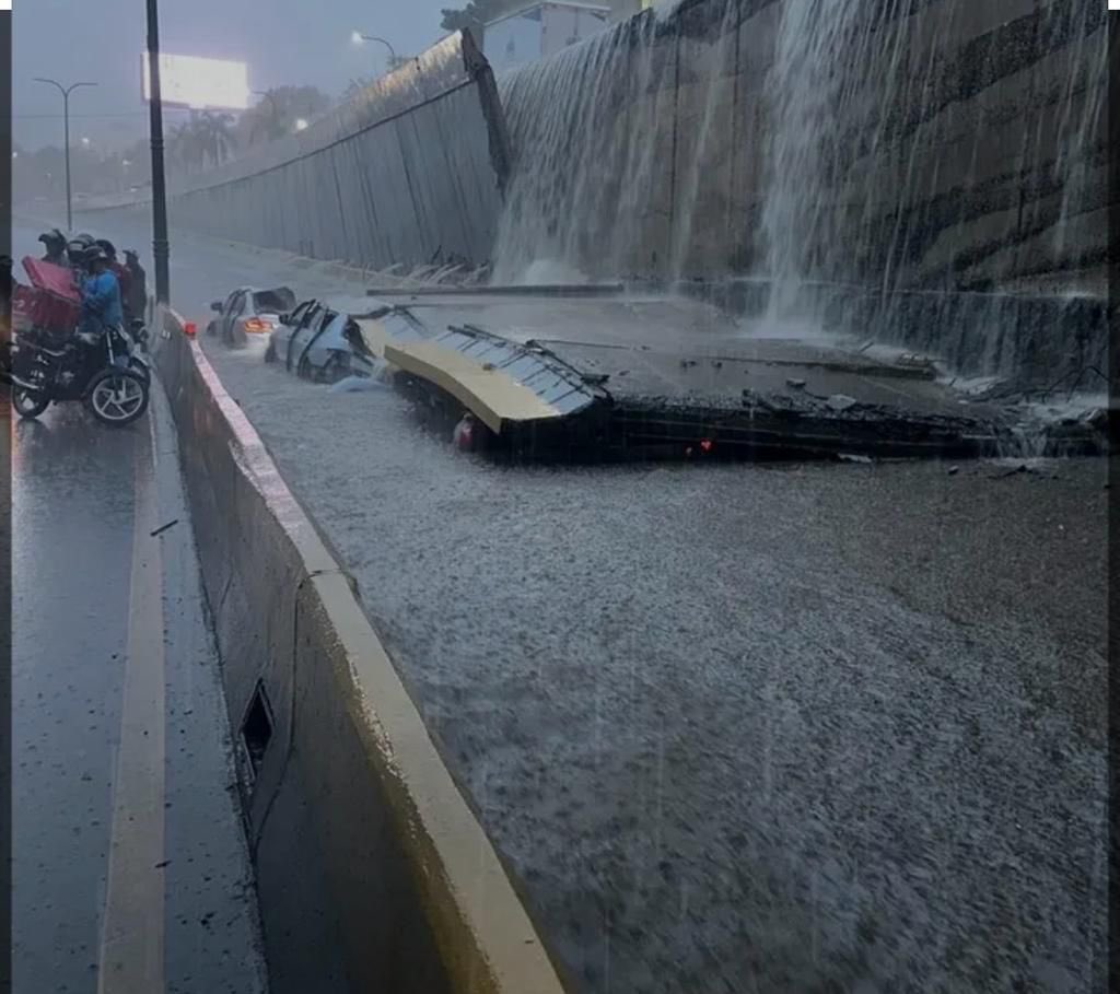 MiguelVargasM's tweet photo. Como ingeniero y como ex ministro de Obras Públicas me permito hacer algunas precisiones en torno a varias versiones que circulan sobre las posibles causas del desplome de una parte de las lozas laterales del paso a desnivel de la 27 de Febrero que ocasionaron la triste y dolorosa tragedia el pasado sábado.

      Debemos ser enfáticos en señalar que esa obra no adolece de fallas estructurales, ni de suelo, pues de ser así hace tiempo hubiese colapsado toda, incluyendo el paso vial  en ese punto que no registró ni ha registrado problema alguno desde su construcción.