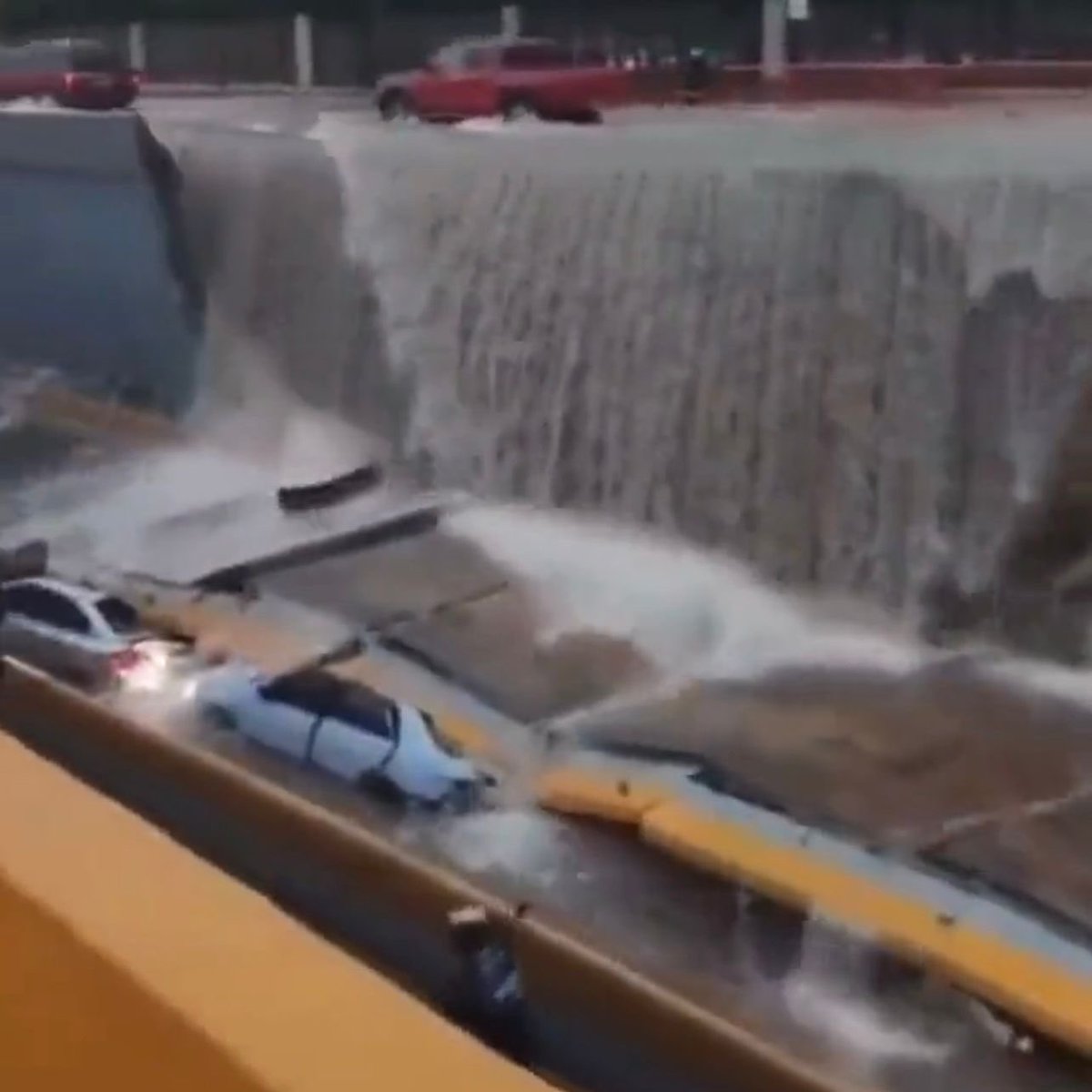 MiguelVargasM's tweet photo. Como ingeniero y como ex ministro de Obras Públicas me permito hacer algunas precisiones en torno a varias versiones que circulan sobre las posibles causas del desplome de una parte de las lozas laterales del paso a desnivel de la 27 de Febrero que ocasionaron la triste y dolorosa tragedia el pasado sábado.

      Debemos ser enfáticos en señalar que esa obra no adolece de fallas estructurales, ni de suelo, pues de ser así hace tiempo hubiese colapsado toda, incluyendo el paso vial  en ese punto que no registró ni ha registrado problema alguno desde su construcción.
