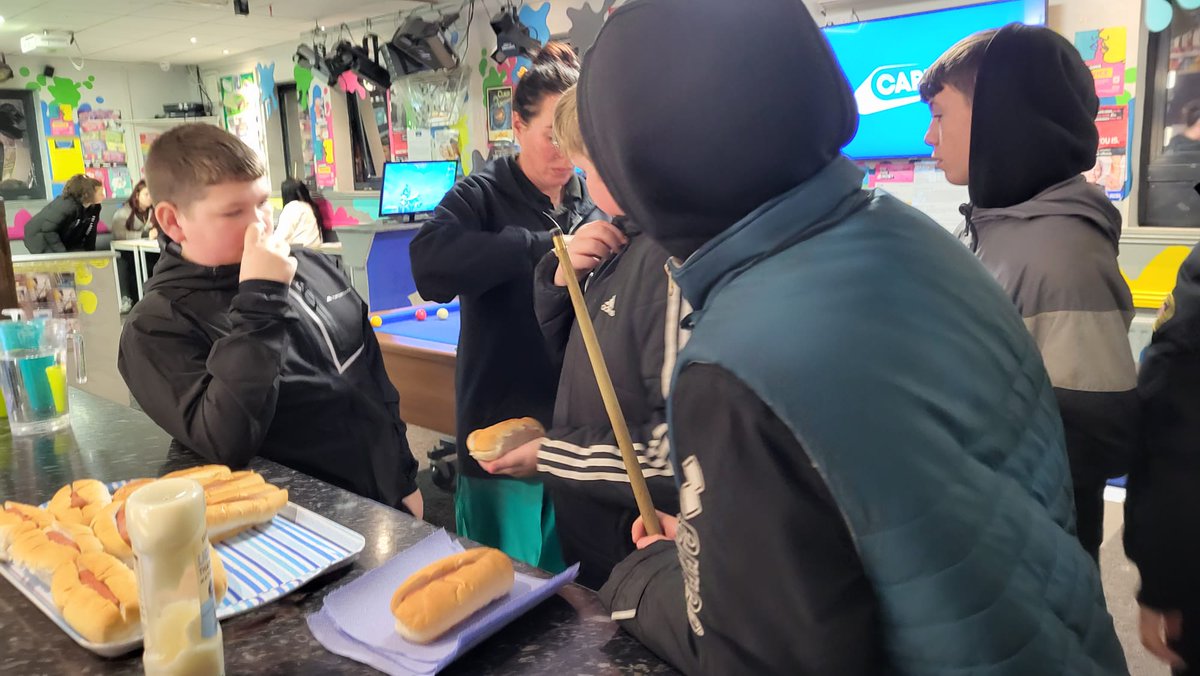 SilxTeen's tweet photo. Over 40 young people in project tonight #RoadSafetybyVRU #Loadsoffood #ChrismasArt #visitbypolice https://t.co/IXenk3UJw6