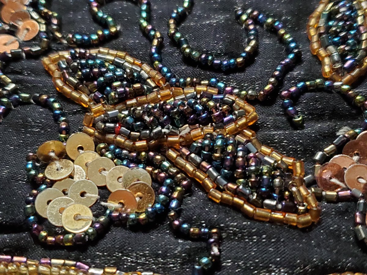 BiljanaRegan's tweet image. Пчела, један од најважнијих мотива наше народне ношње 🐝
#pčele #историјасрба #srpskatradicija #културнонаслеђе #народнаношња #serbianheritage