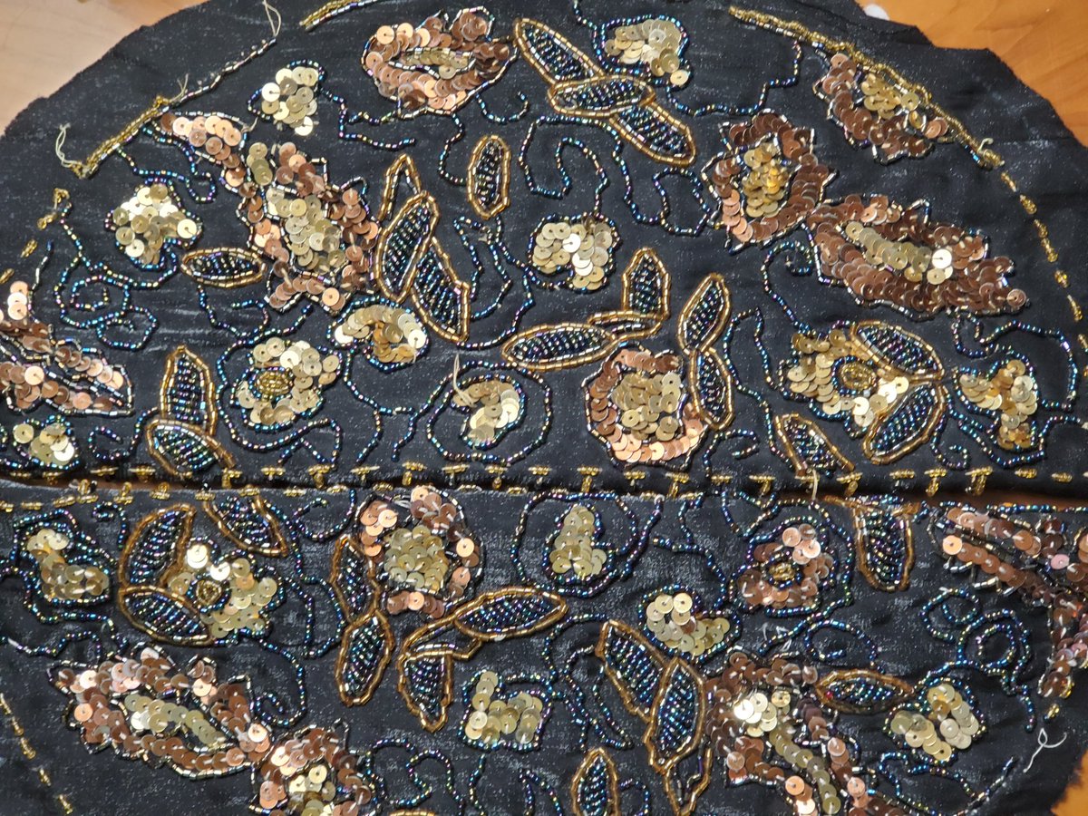 BiljanaRegan's tweet image. Пчела, један од најважнијих мотива наше народне ношње 🐝
#pčele #историјасрба #srpskatradicija #културнонаслеђе #народнаношња #serbianheritage