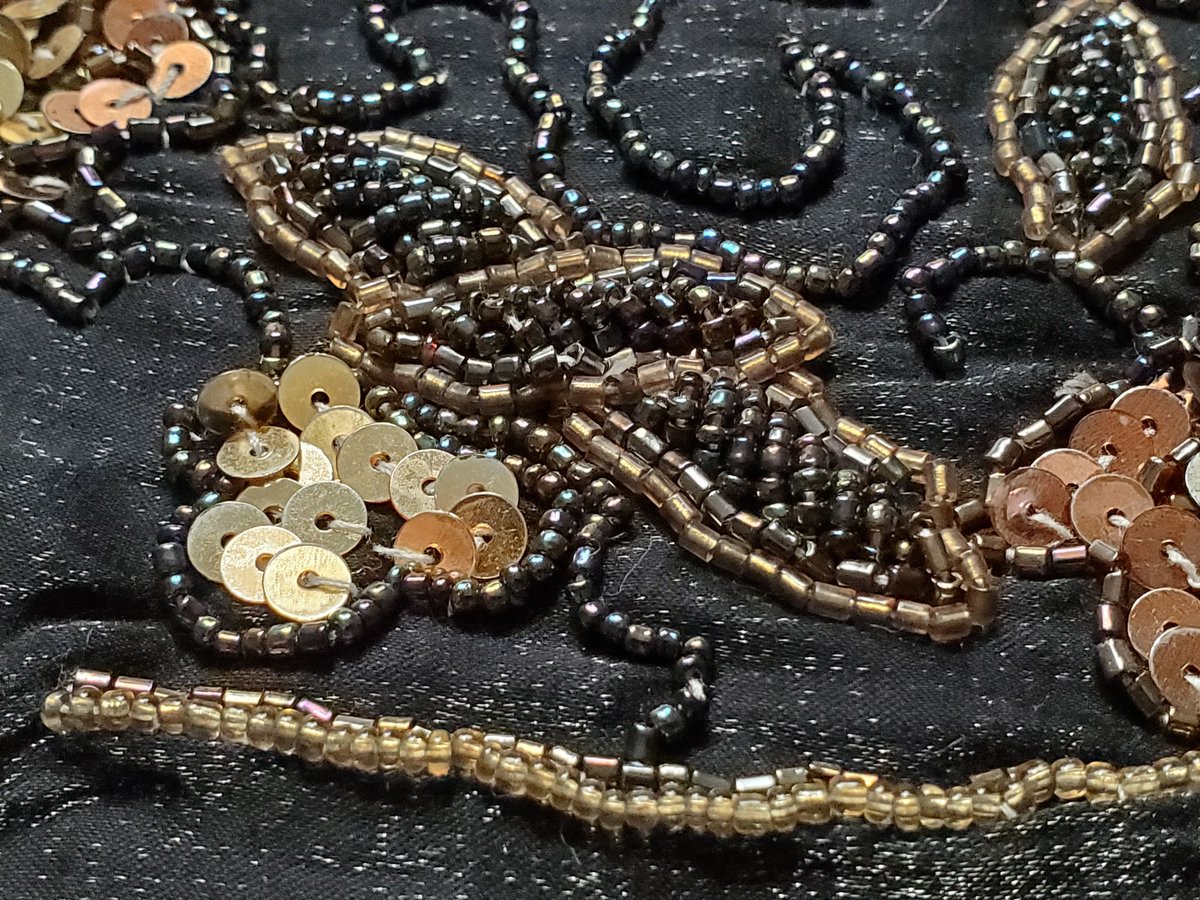 BiljanaRegan's tweet image. Пчела, један од најважнијих мотива наше народне ношње 🐝
#pčele #историјасрба #srpskatradicija #културнонаслеђе #народнаношња #serbianheritage