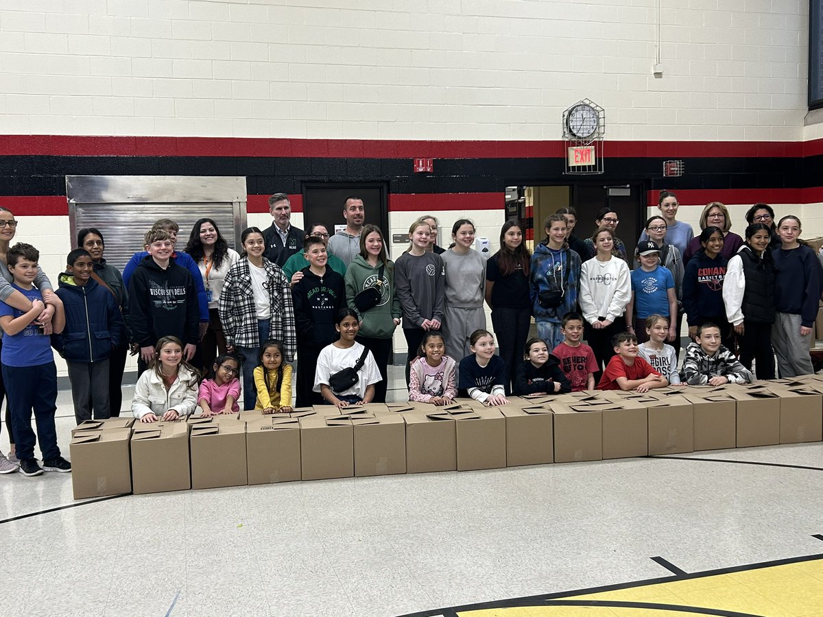 ms_kapecki's tweet photo. Thank you to our amazing student ambassadors at @meadmustangs54 and @Stevenson_D54 for packing boxes this afternoon for our Thanksgiving Food Drive! Our community is so grateful for your support! #BeStevenson https://t.co/wayYJur8ci