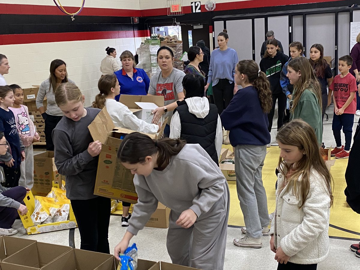 ms_kapecki's tweet photo. Thank you to our amazing student ambassadors at @meadmustangs54 and @Stevenson_D54 for packing boxes this afternoon for our Thanksgiving Food Drive! Our community is so grateful for your support! #BeStevenson https://t.co/wayYJur8ci