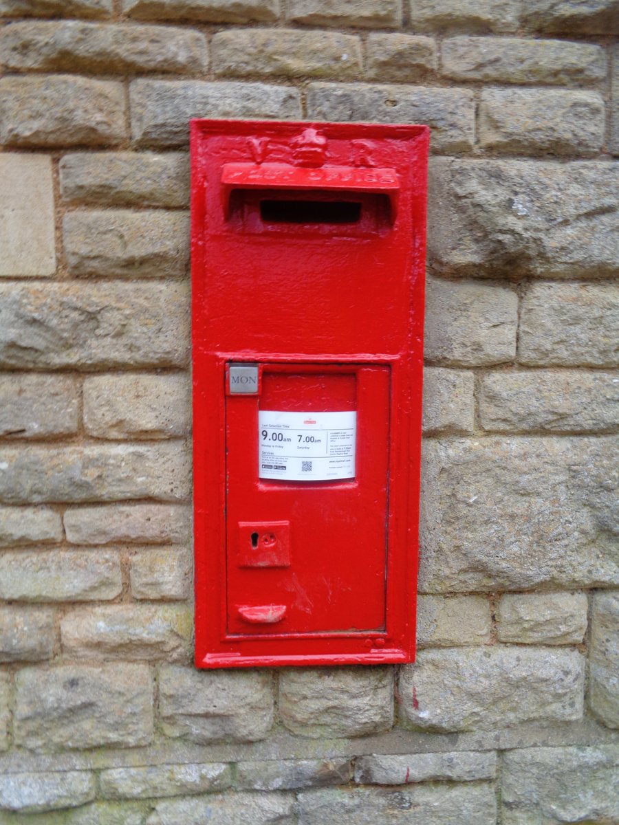 Have a splendid Saturday everyone. 😍📮The lovely Grade II listed Chequered Skipper pub at Ashton, Northamptonshire, with an equally lovely V👑R wall box set into the far right gable. *NeedsAClick* #PostboxSaturday #Victorian #SpottedOnMyWalk #CurrentlyClosed