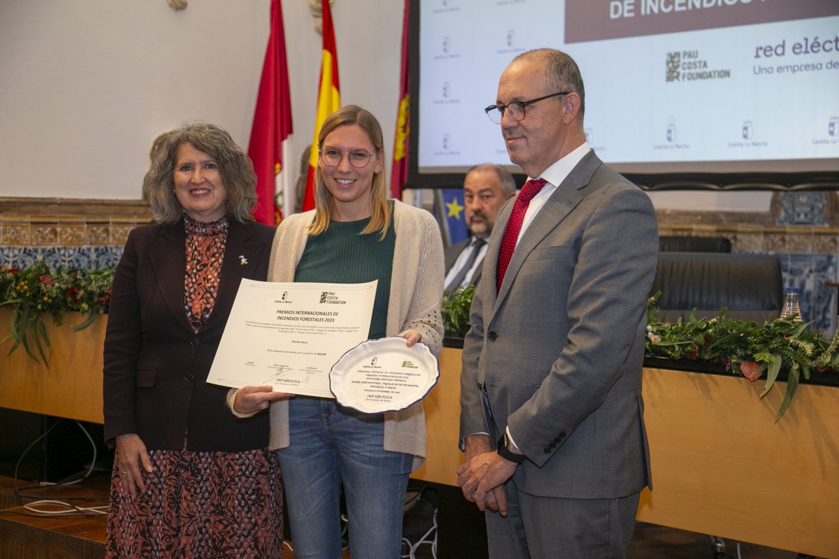 Plan_INFOCAM's tweet photo. 🏆Esta tarde se han entregado los VI Premios Internacionales de Incendios Forestales 2023 en el marco de las #IIFFJornadasTécnicas23 de @Plan_INFOCAM @gobjccm, @RedElectriaREe y @PauCostaF

🥇Juncal Espinosa Prieto de @UVa_es

🥈Pascale Vacca @EEBE_UPC 

👏 ¡Felicidades a ambas! https://t.co/XzuOfwbvvi