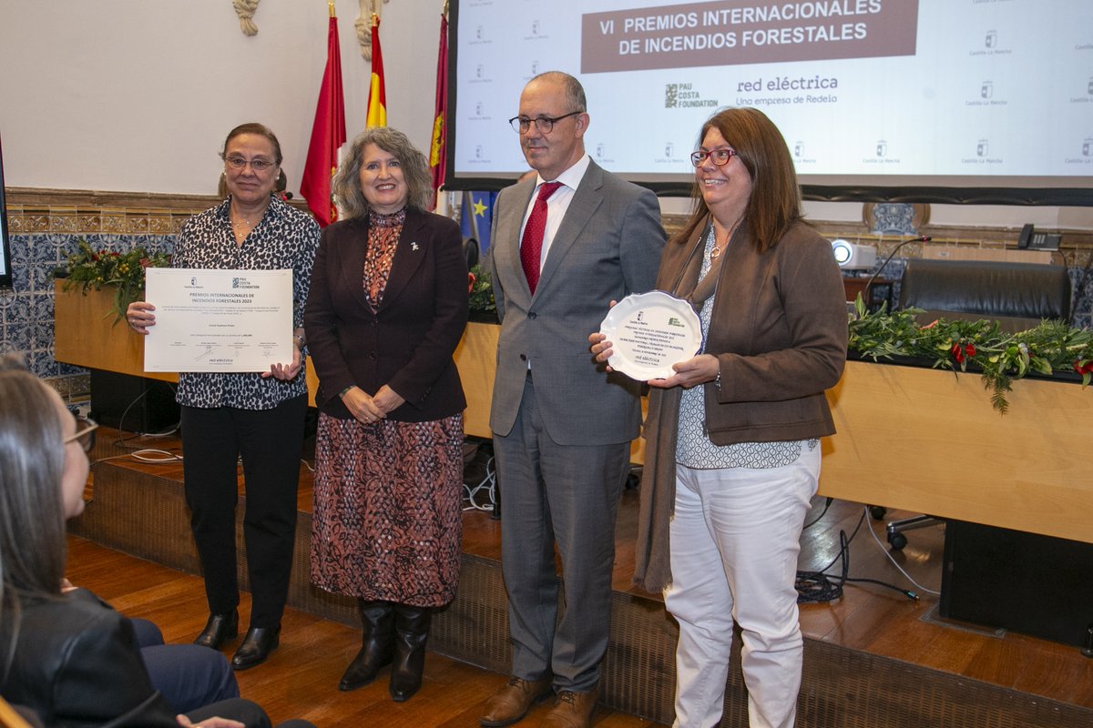 Plan_INFOCAM's tweet photo. 🏆Esta tarde se han entregado los VI Premios Internacionales de Incendios Forestales 2023 en el marco de las #IIFFJornadasTécnicas23 de @Plan_INFOCAM @gobjccm, @RedElectriaREe y @PauCostaF

🥇Juncal Espinosa Prieto de @UVa_es

🥈Pascale Vacca @EEBE_UPC 

👏 ¡Felicidades a ambas! https://t.co/XzuOfwbvvi