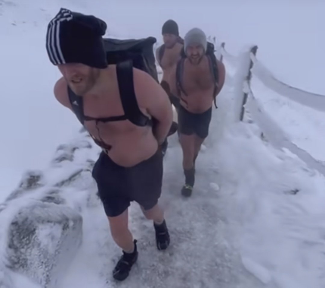 M_FK00's tweet photo. Die DFB-Spieler sollten vor der EM einmal alle zusammen mit André Schürrle halbnackt auf den Mount Everest klettern, um ihr Mindset zu stärken.
#AUTGER https://t.co/t1CdmaC5Da