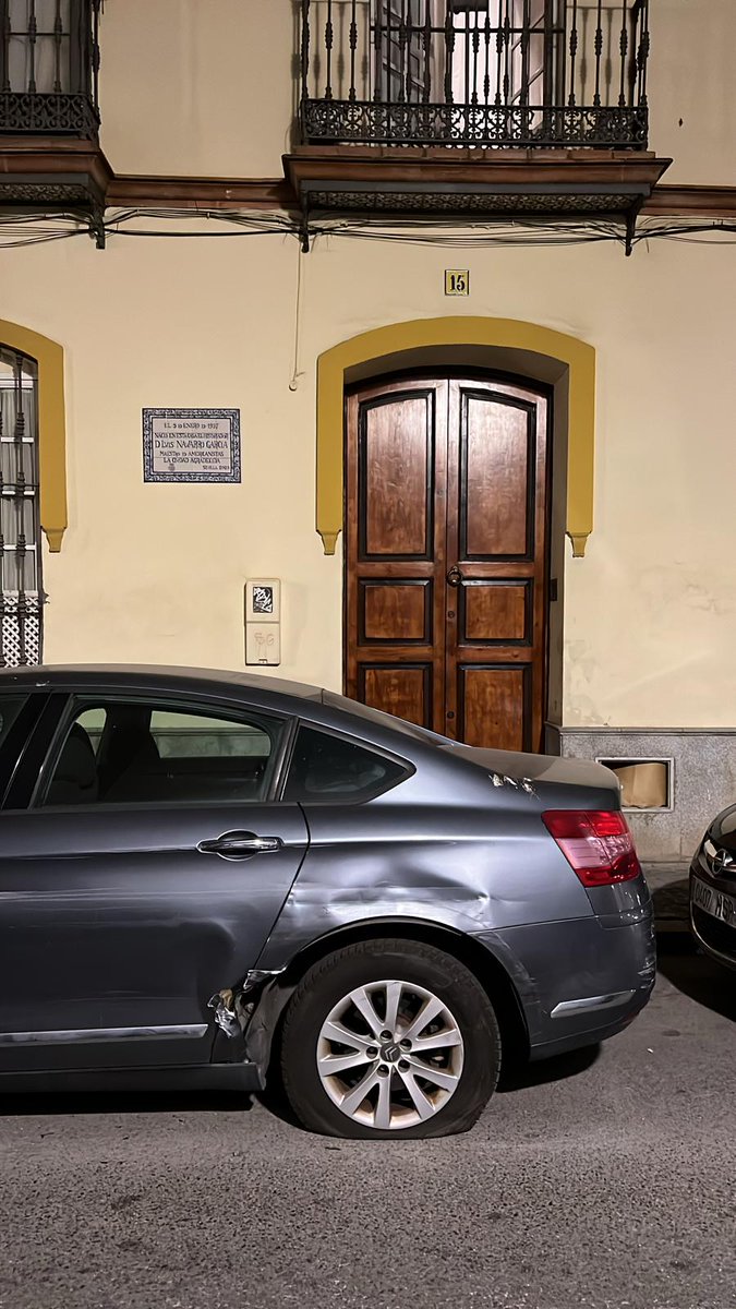 JavierMartinSFC's tweet photo. Os ruego RT por si alguien sabe o ha visto entre el viernes 17 por la tarde y hoy martes 21 un accidente que ha habido en calle Gerona (Sevilla) a la altura del n° 15, lateral del Coleg.Angela Guerrero y ha dejado así el coche de mi hijo sin dejar nada. 
Os ruego RT 🙏🏽
GRACIAS https://t.co/YM0pT0c57j