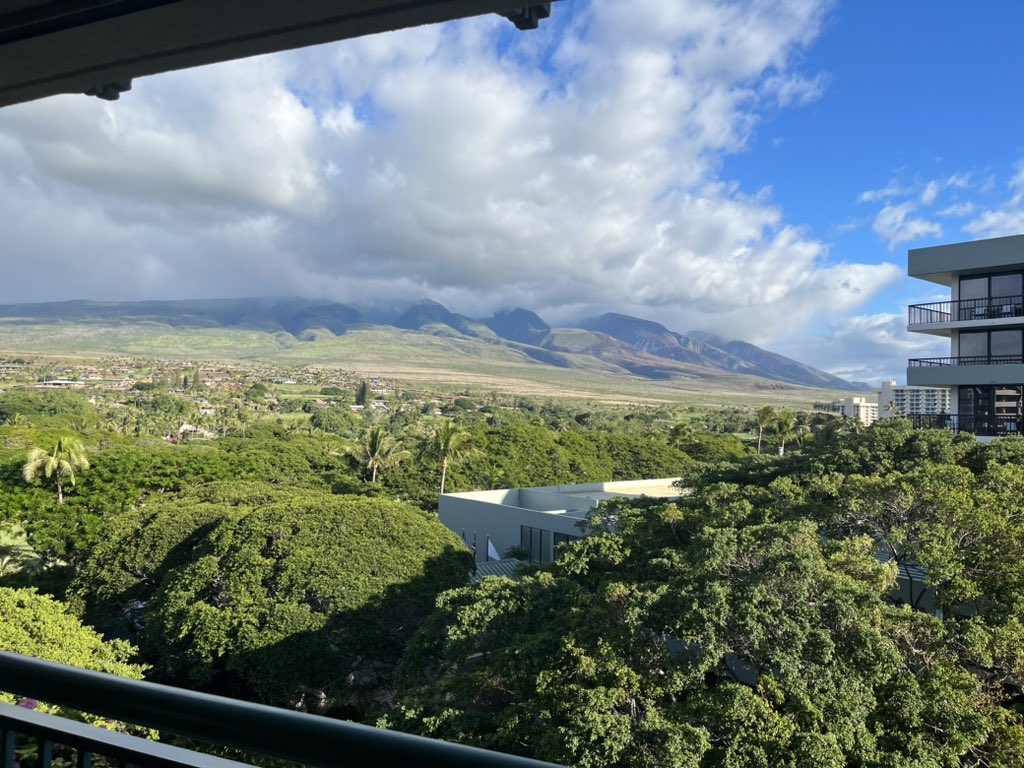 ReiseWorld's tweet photo. Maui, one of the Hawaiian Islands, is home to Haleakalā, a massive shield volcano. 

Its summit crater is renowned for breathtaking sunrises, attracting visitors to witness the stunning spectacle above the clouds. #Maui #Hawaii https://t.co/UXpl6uQ08a