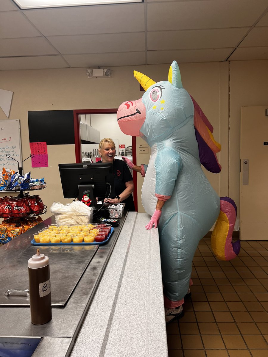 Did you catch sight of this unicorn making his way around Ray today?! 🦄💫